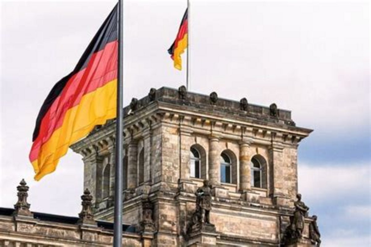 Bundestag in Berlin mit gehisster Deutschlandflagge